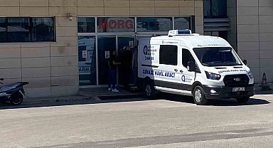 Tırın altında kalarak hayatını kaybeden genç motosikletlinin cenazesi yakınları tarafından teslim alındı