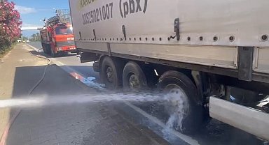 Tırın balatalarından çıkan dumana yangın tüpüyle müdahale etti