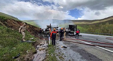 Tırlar kafa kafaya çarpışarak alev topuna döndü: 2 sürücü hayatını kaybetti