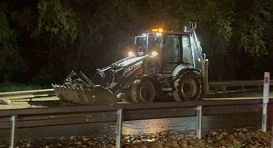Tokat-Sivas kara yolu yaşanan taşkın nedeniyle kısa süreli trafiğe kapandı