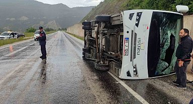 Tokat'ta cenaze dönüşü minibüs devrildi: 4 yaralı
