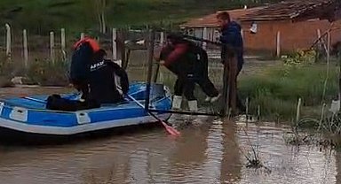 Tokat'ta evlerinde mahsur kalan vatandaşlar AFAD botları ile kurtarıldı