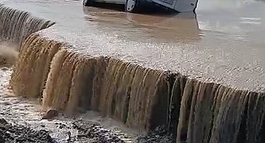 Tokat'ta Kelkit Çayı taştı, araç çöken yolda mahsur kaldı