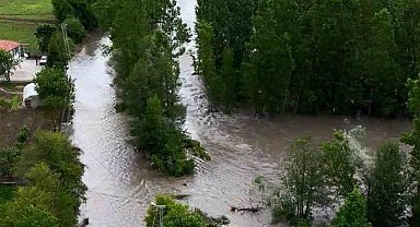 Tokat'ta taşkında mahsur kalan araç son anda kurtarıldı