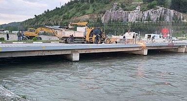 Tokat'ta Yeşilırmak'ın taşması sonucu şehir için taşkın riski oluşturan Çedaş Köprüsü'nün yıkımı için Tokat Belediyesi ekipleri tarafından çalışma başlatıldı.