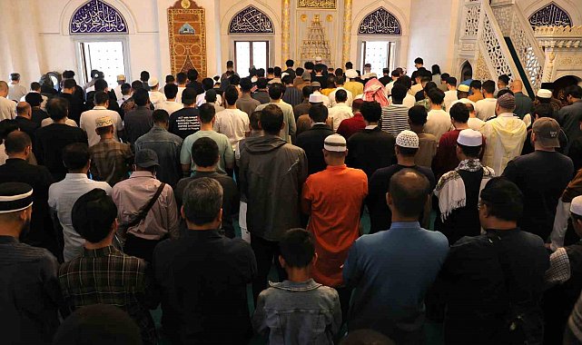 Tokyo Camii'nde bayram namazı yoğun katılım nedeniyle 3 kez kılındı