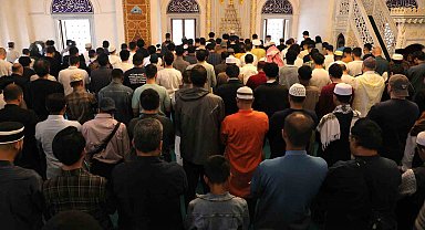 Tokyo Camii'nde bayram namazı yoğun katılım nedeniyle 3 kez kılındı
