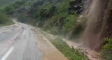 Trabzon-Bayburt karayolunda ulaşıma sel engeli