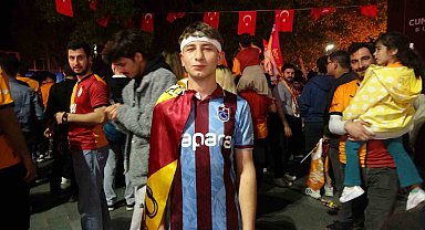 Trabzonlu taraftar Galatasaray'ın şampiyonluk kutlamasına katıldı