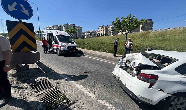 Trafik polisinden örnek davranış: Sürücülerin güvenliği için süpürgeyle yolu süpürdü