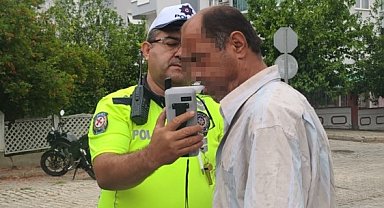 Trafikte zikzak çizerek ilerledi, hem alkollü hem firari çıktı