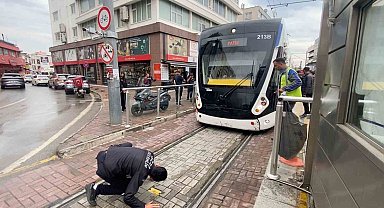 Tramvayın altına giren yavru kedi, yolcuları ve durak görevlilerini alarma geçirdi