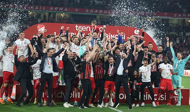 Trendyol 1. Lig play-off şampiyonu Çorum FK kupasına kavuştu