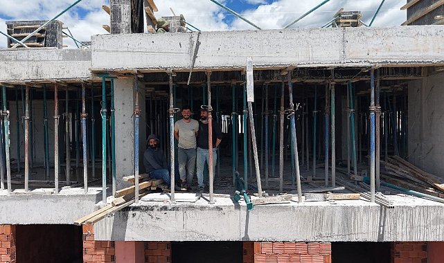 Tunceli'de 19 Mayıs töreni renkli anlara sahne oldu: İnşaatta halay çektiler