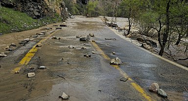 Tunceli'de taşkınlar sonrası hasar alan ilçe yolu ulaşıma kapandı