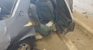 Tünelde duvara çarpan Tofaş hurdaya döndü: 3 yaralı