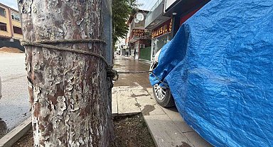 Turhal'da taşkın korkusuyla vatandaş otomobilini ağaca bağladı