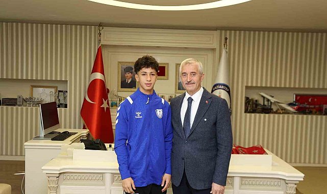 U17 Avrupa Şampiyonası'nda Muhammed Gölha'dan gümüş madalya