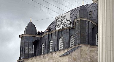 Ücretleri ödenmeyince çalıştıkları cami inşaatının kubbesine çıktılar