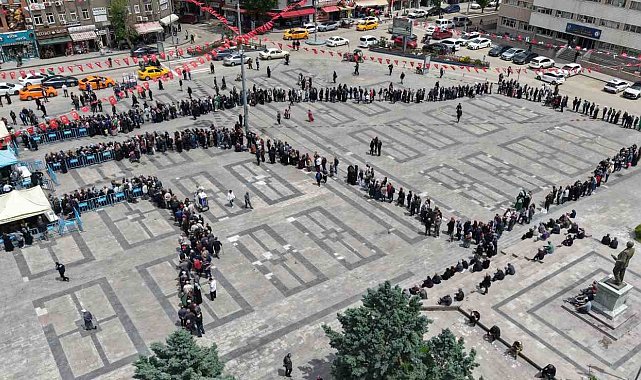 Ücretsiz olduğunu duyan koştu, saatler öncesinden sıraya girdiler: Fide kuyruğu havadan görüntülendi