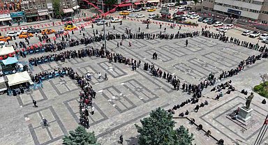 Ücretsiz olduğunu duyan koştu, saatler öncesinden sıraya girdiler: Fide kuyruğu havadan görüntülendi