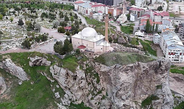 Uçurumun ucundaki türbenin kayalıklarında ıslah çalışmaları sürüyor