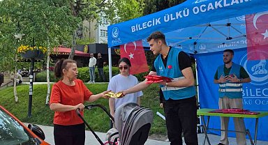Ülkü Ocakları'ndan Anneler Günü'nde kadınlara hediye