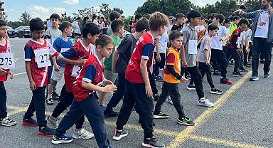 Ümraniye'de genç sporcular kros parkurunda yarıştı