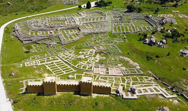 UNESCO mirası Hattuşa'da 7 bin yıllık tarihe yürüyüş: Doğaseverler Hitit Yolu'nda buluştu