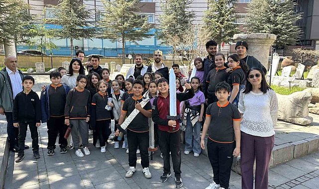 Üniversite öğrencilerinin yazıp sahnelediği oyun, miniklerden büyük alkış topladı