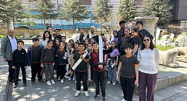 Üniversite öğrencilerinin yazıp sahnelediği oyun, miniklerden büyük alkış topladı