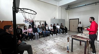 Üniversiteli gençler hem ok attı hem de tarih öğrendi