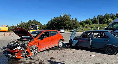 Uşak'ta otomobiller çarpıştı: 5 yaralı