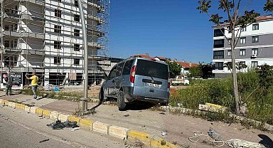 Uşak'ta park halindeki araca çarpan otomobil kazaya neden oldu: 4 yaralı