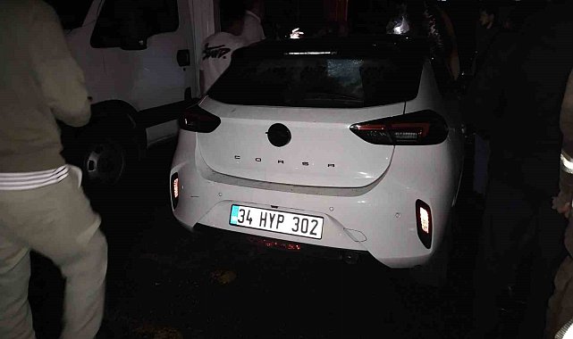Üsküdar'da park halindeki üç araç yandı