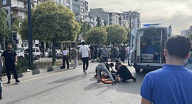 Üst geçitteki asansörde kurtarma çalışması yapılırken iki motosiklet çarpıştı: 2 yaralı