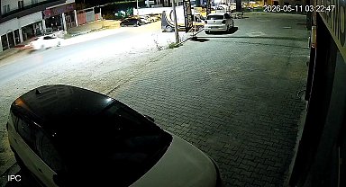 Uyuyakalan sürücü park halindeki araçlara daldı