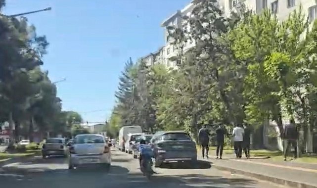 Uzanarak motosiklet kullandı, hem kendi hem başkalarının canını hiçe saydı