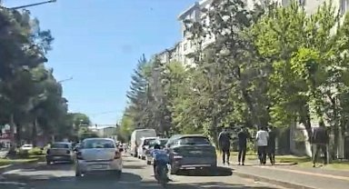Uzanarak motosiklet kullandı, hem kendi hem başkalarının canını hiçe saydı