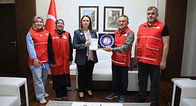 Vali Arslan, kurban bağışını Kızılay'a yaptı