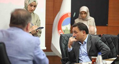 Vali Çiçek, vatandaşlarla bir araya gelmeye devam ediyor