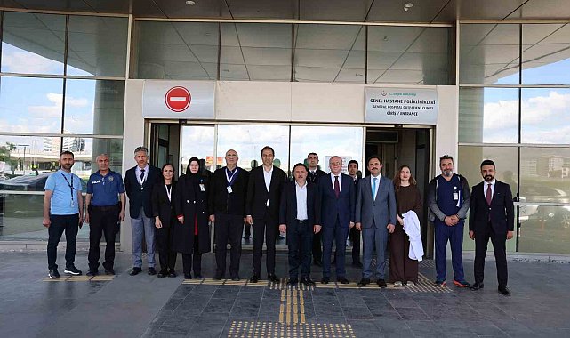 Vali Çiçek'ten hastanede tedavi gören vatandaşlara bayram ziyareti