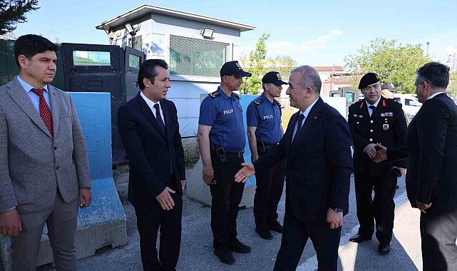 Vali Hatipoğlu, görevi başındaki personellerle bayramlaştı