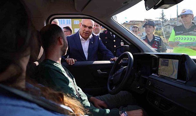 Vali Koç, vatandaşların bayramını kutladı, sürücülere çikolata ikram etti