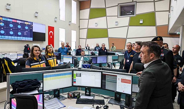 Vali Sözer 112 Acil Çağrı Merkezi'nde bayram mesaisi yapan personelle buluştu