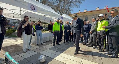 Vali Yılmaz alkol gözlüğünü taktı, futbol topunu kaleye göndermede hayli zorlandı