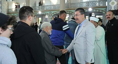 Vali Yılmaz bayram namazını vatandaşlarla birlikte eda etti