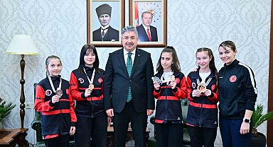 Vali Yılmaz, sporcu Gülsena Karakuyulu ve öğrencilerini makamında ağırladı