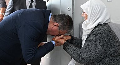 Vali Yılmaz'dan 84 yaşındaki Ayşe Ayti'ye bayram ziyareti