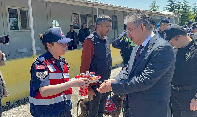 Vali Yılmaz'dan jandarma uygulama noktasında sürücülerle bayramlaştı